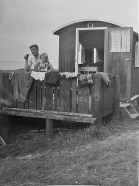 VED STRANDEN 18 - LYSTRUP STRAND, Else og hendes far i starten af 1950erne.jpg VED STRANDEN 18 - LYSTRUP STRAND, Else og hendes far i starten af 1950erne.jpg